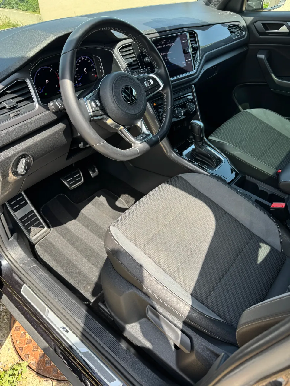 Habitacle et volant d’une Volkswagen nettoyés en profondeur