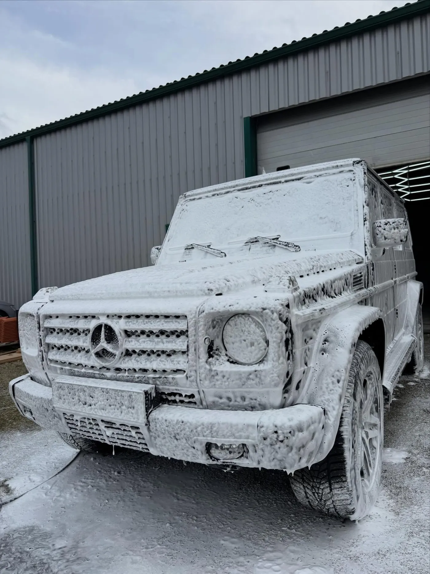 Lavage à la mousse active sur Mercedes