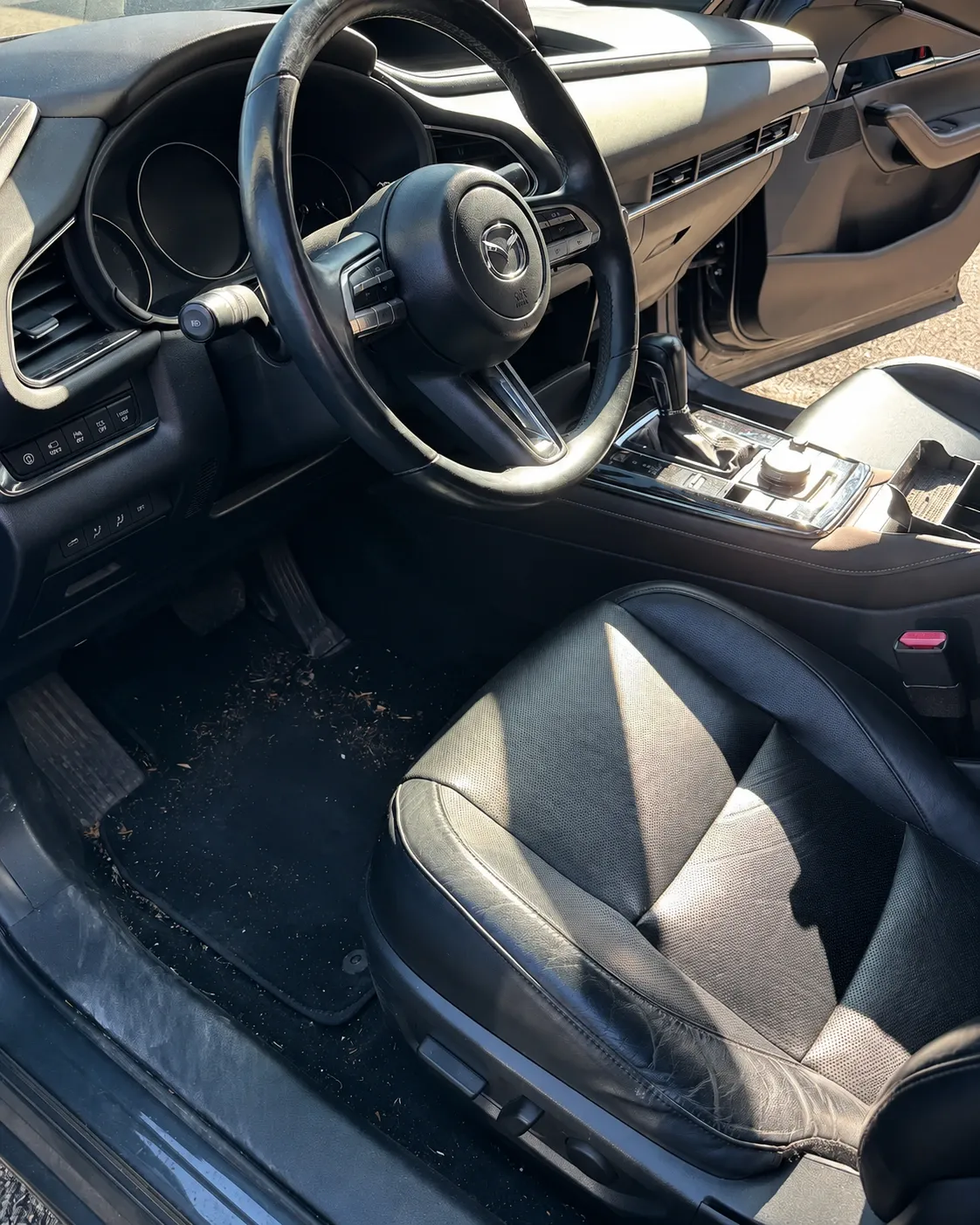 Avant nettoyage : habitacle Mazda encrassé, tapis souillés