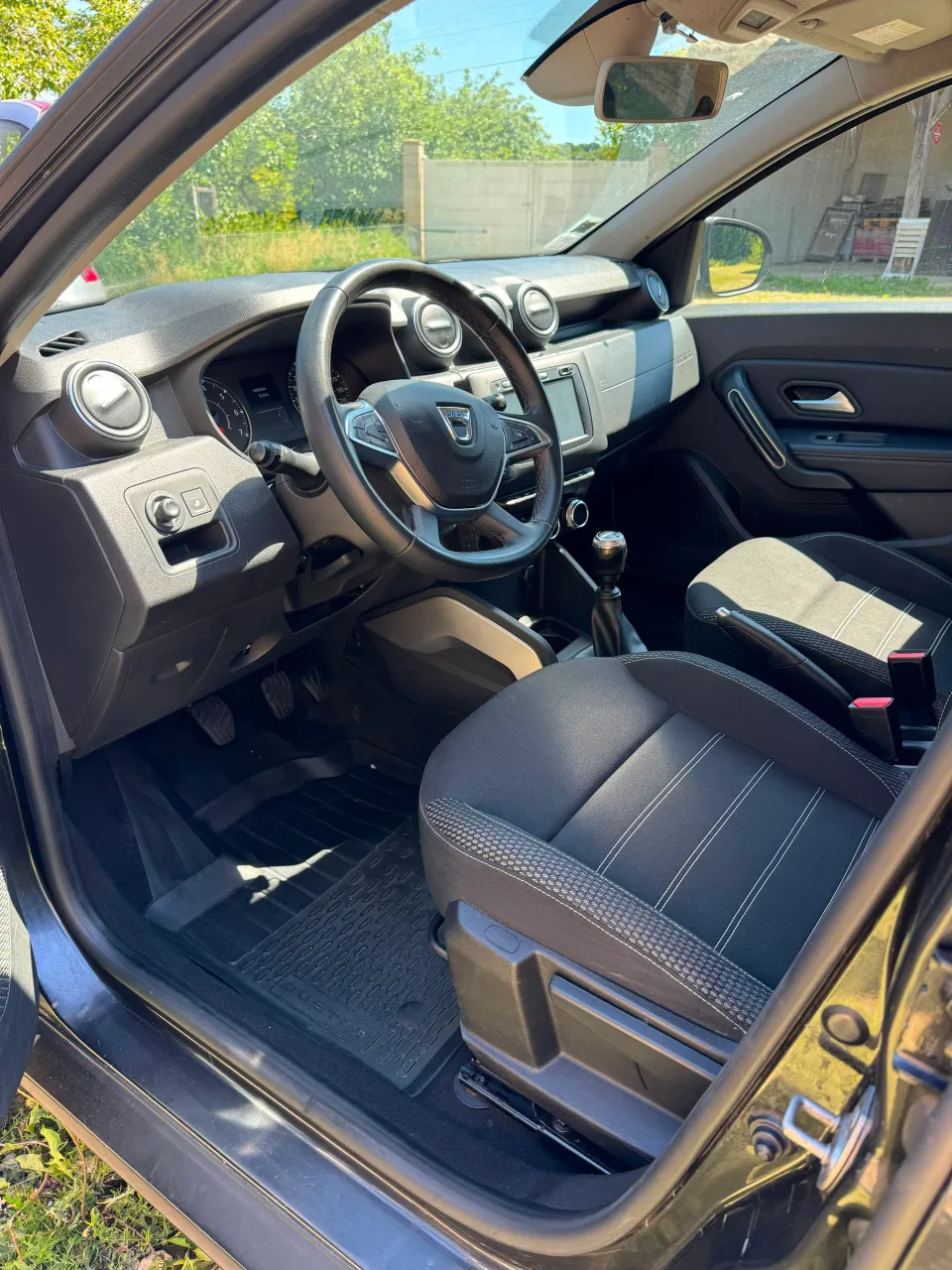 Poste de conduite du Dacia Duster après nettoyage intérieur