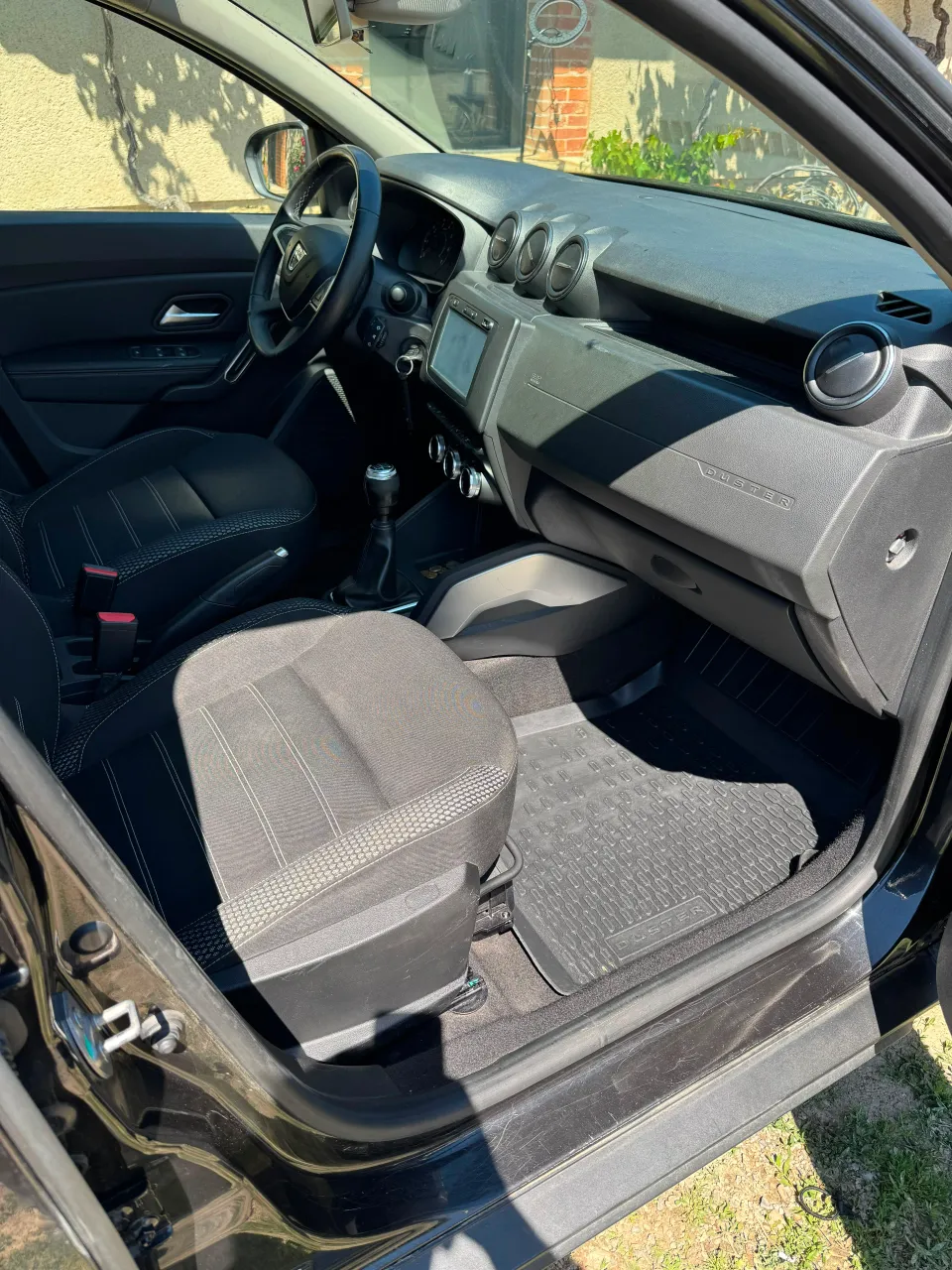 Habitacle avant du Dacia Duster après nettoyage Premium