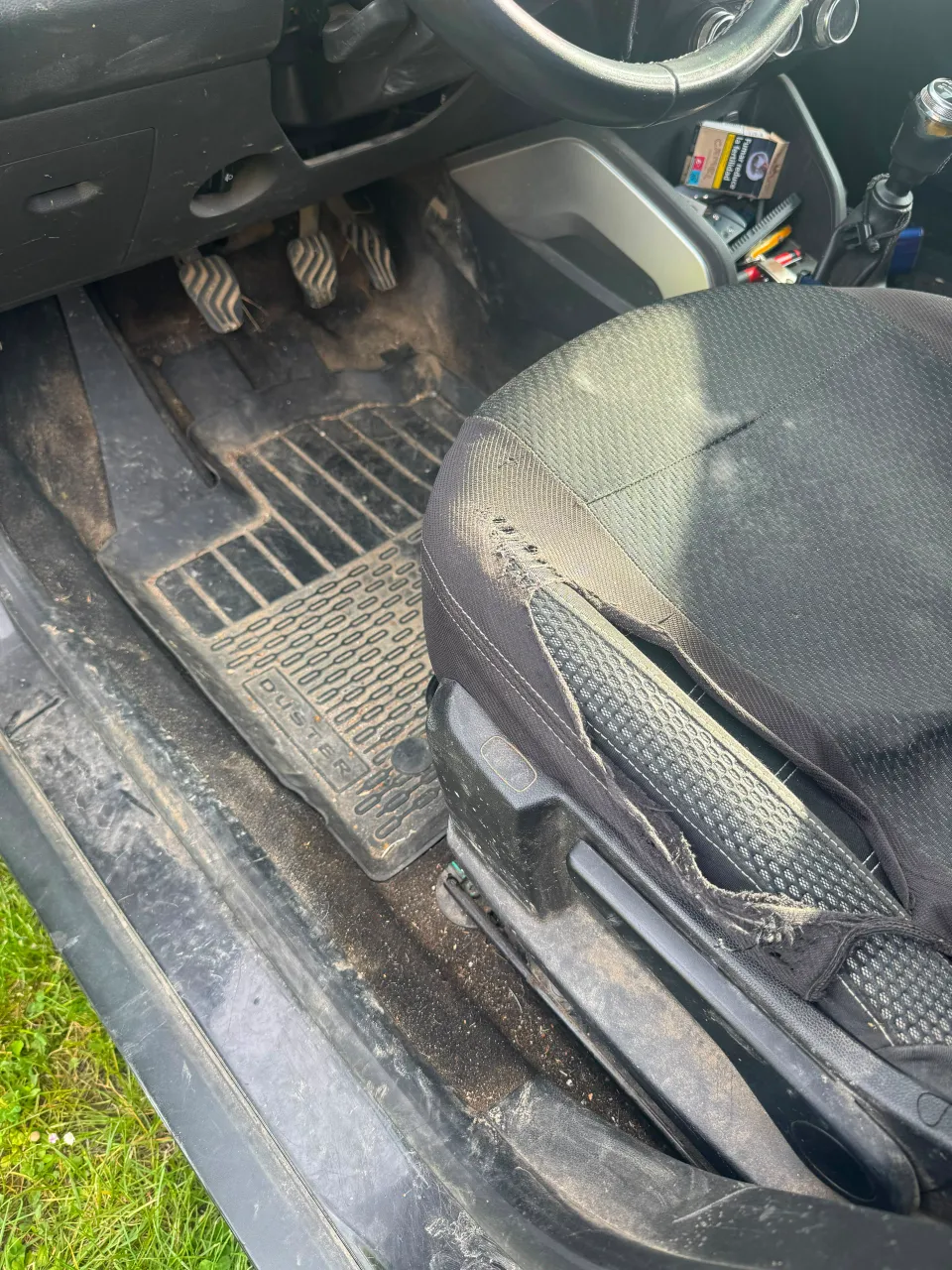 Poste de conduite du Dacia Duster avant nettoyage intérieur à Lavaur