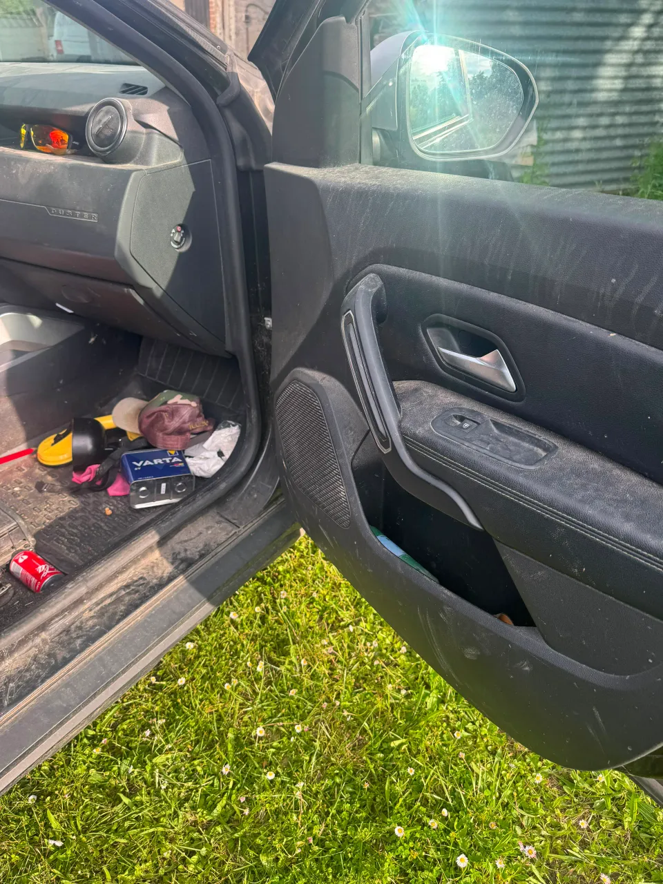 Habitacle avant du Dacia Duster très sale avant nettoyage