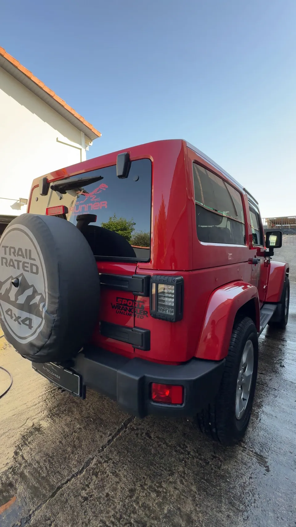 Jeep Wrangler rouge après nettoyage extérieur