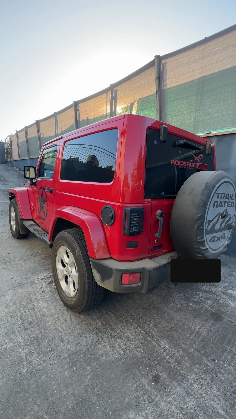 Jeep Wrangler rouge avant nettoyage extérieur