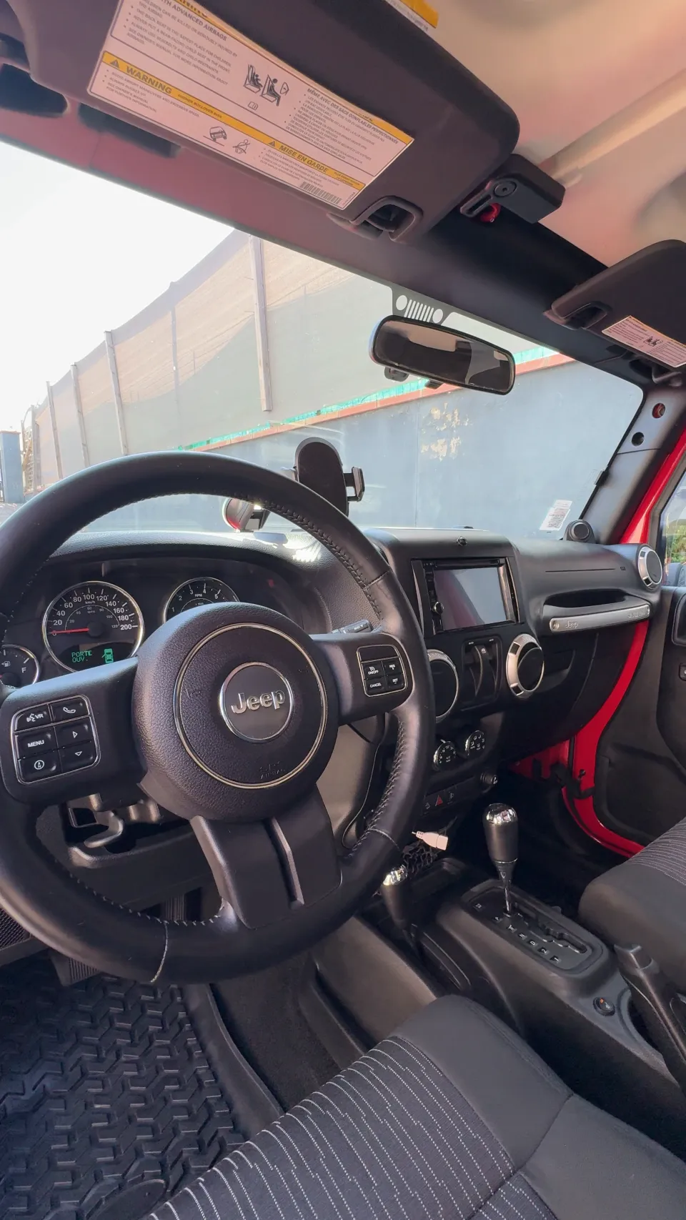 Poste de conduite du Jeep Wrangler après nettoyage