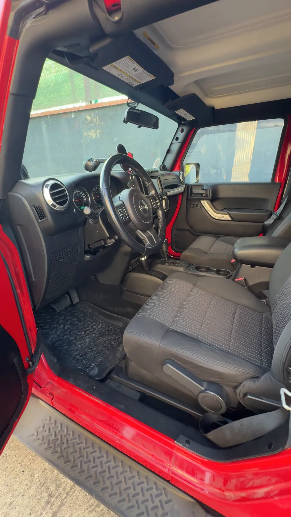 Poste de conduite du Jeep Wrangler avant nettoyage intérieur