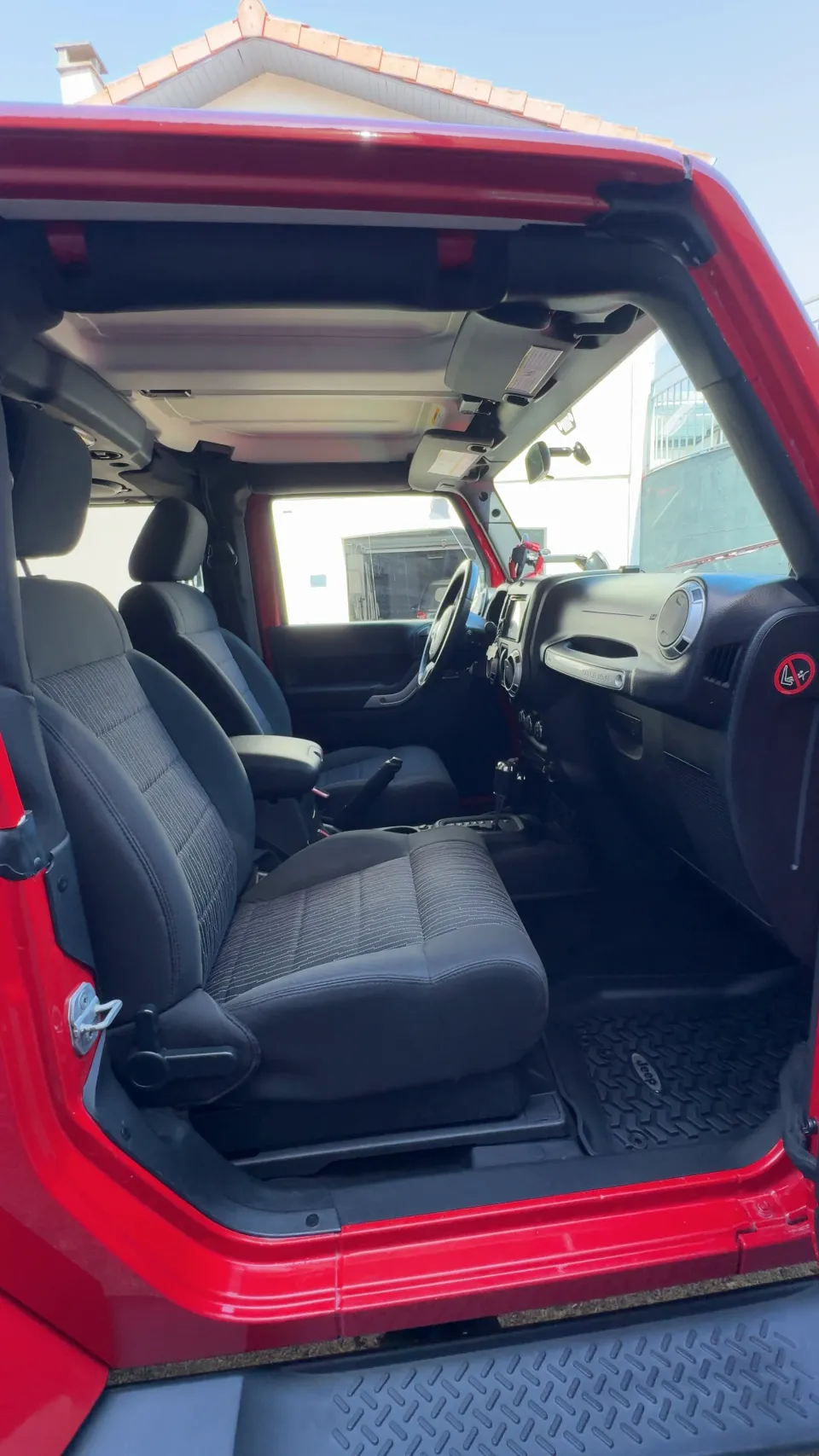 Habitacle côté passager du Jeep Wrangler après nettoyage