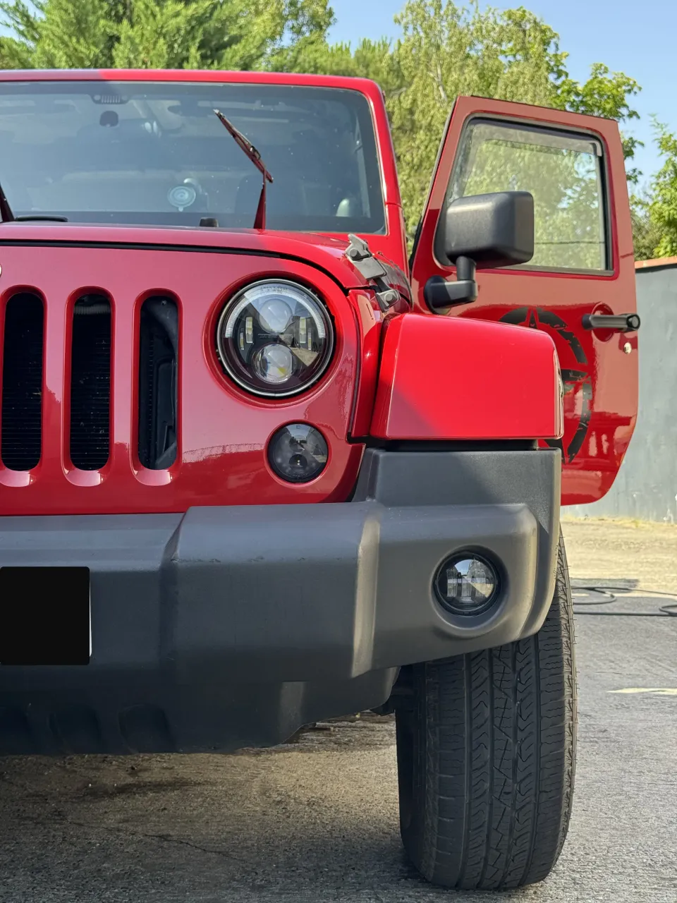 Face avant du Jeep Wrangler rouge après nettoyage complet
