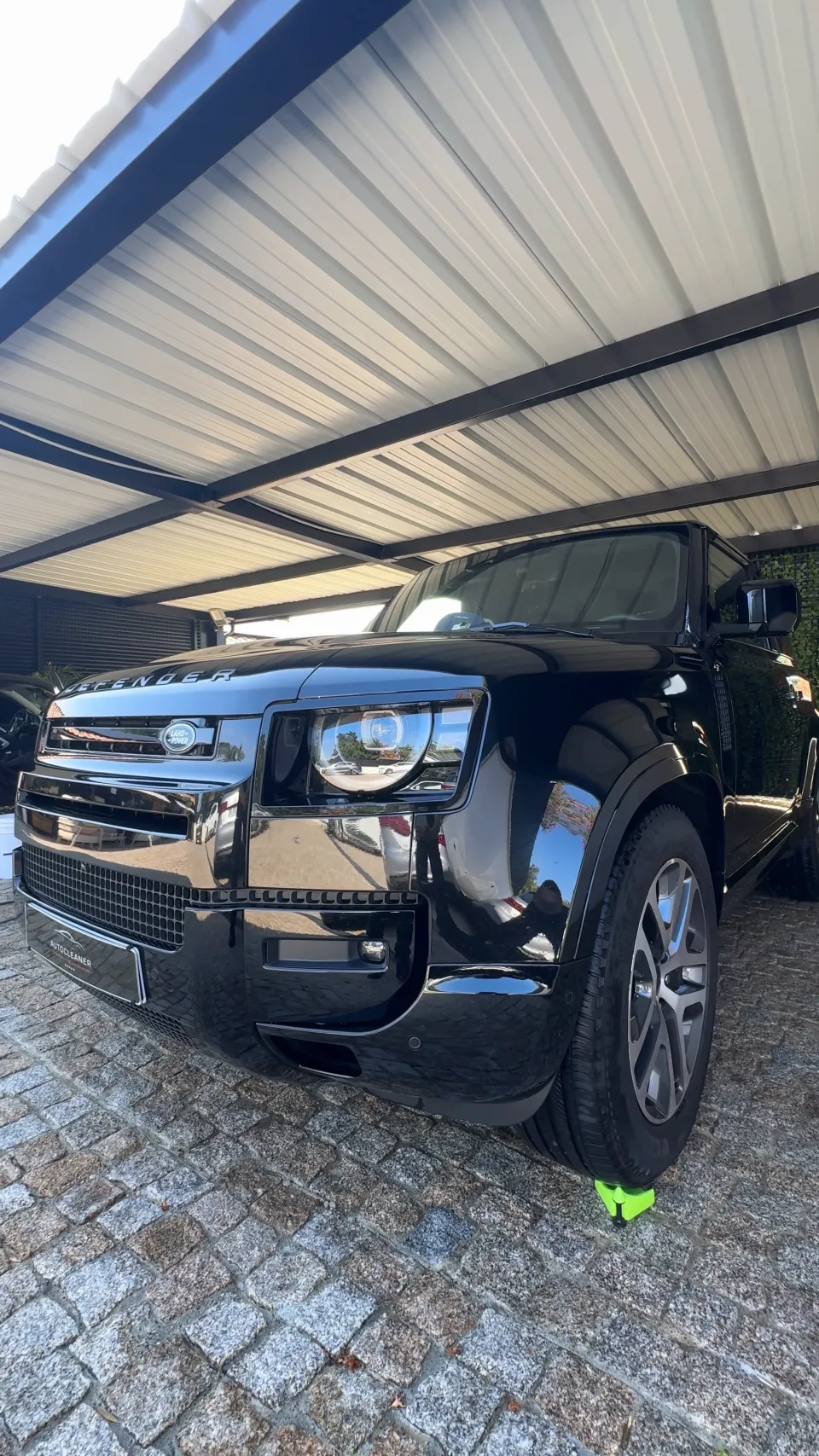 Land Rover Defender 90 noir après nettoyage complet
