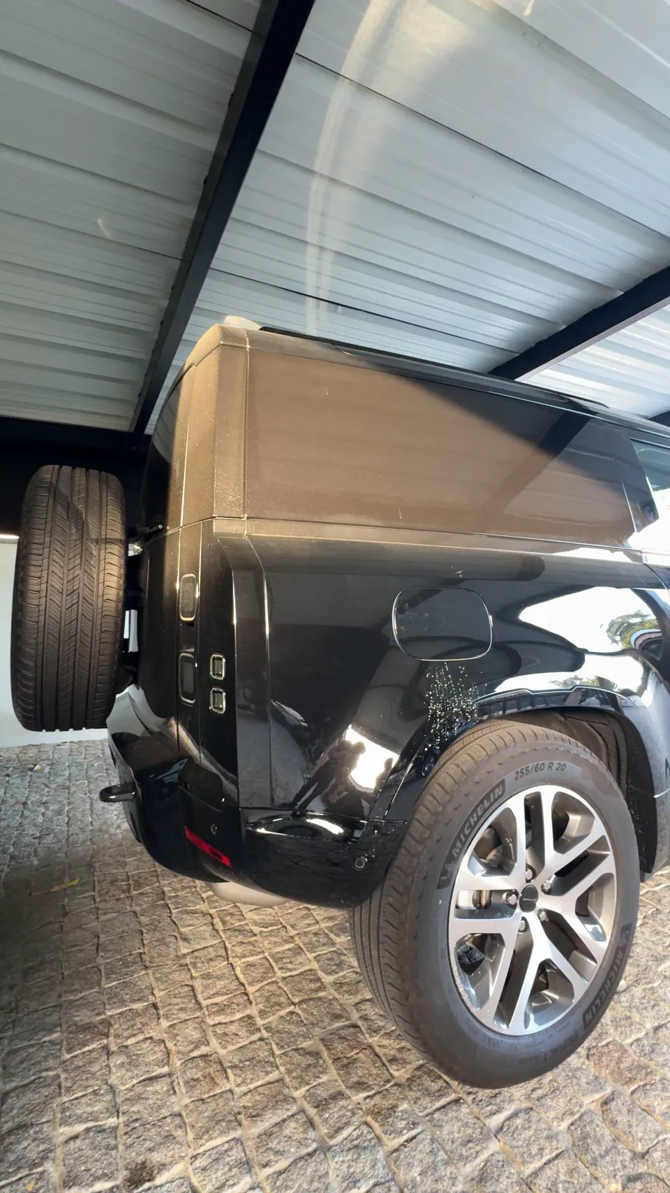 Arrière du Land Rover Defender 90 avant nettoyage