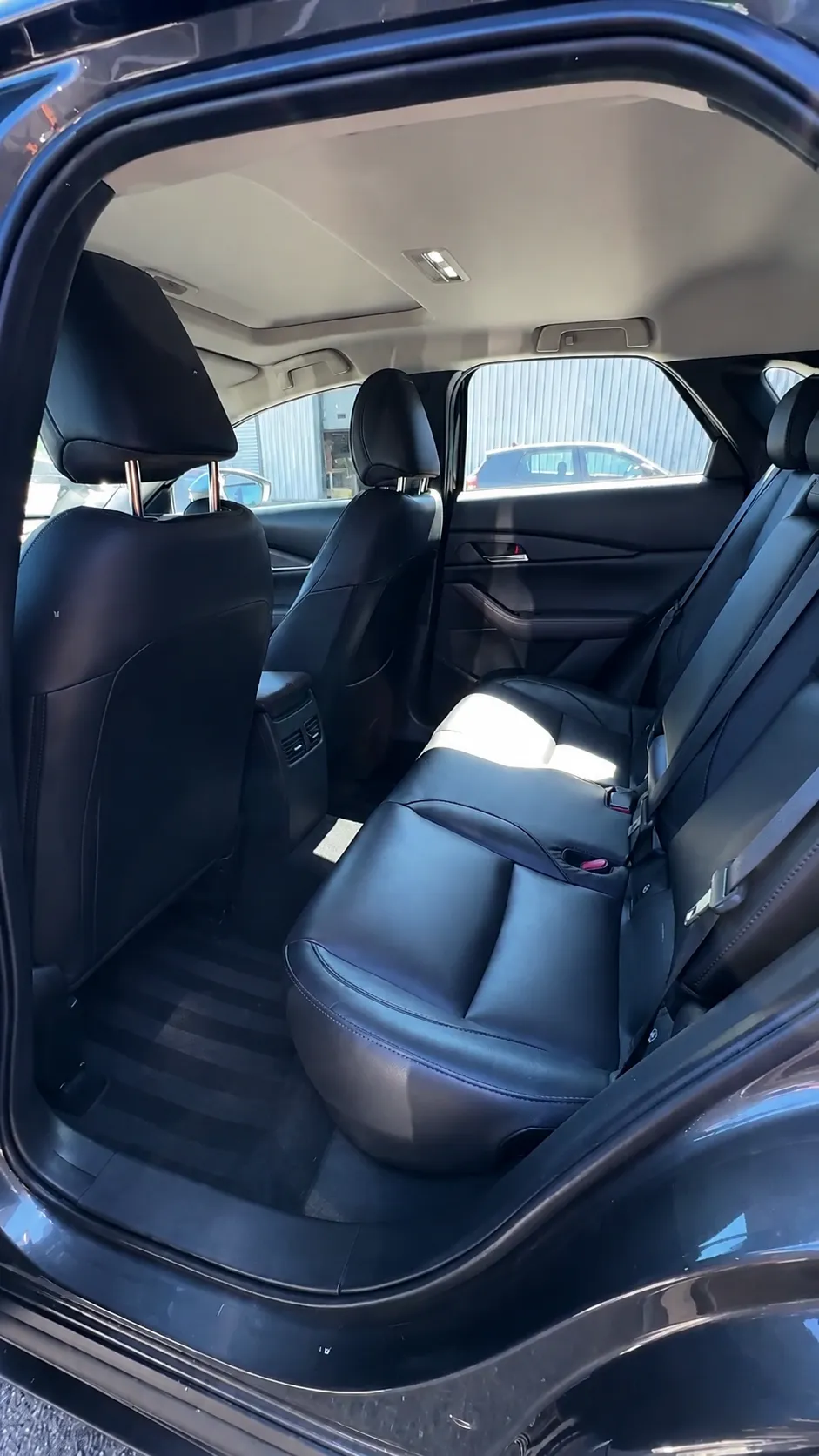 Banquette arrière de la Mazda nettoyée en profondeur