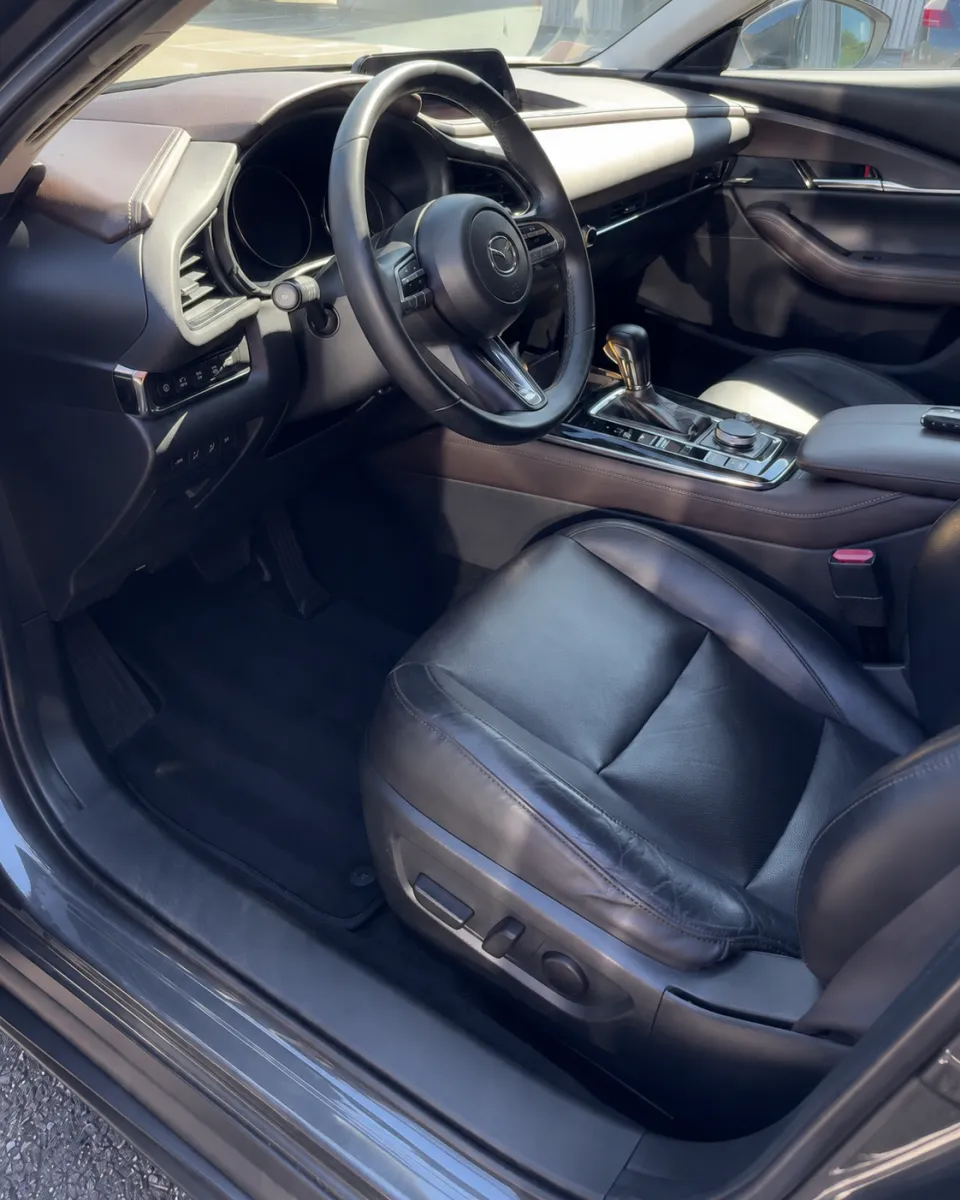 Poste de conduite de la Mazda après nettoyage intérieur