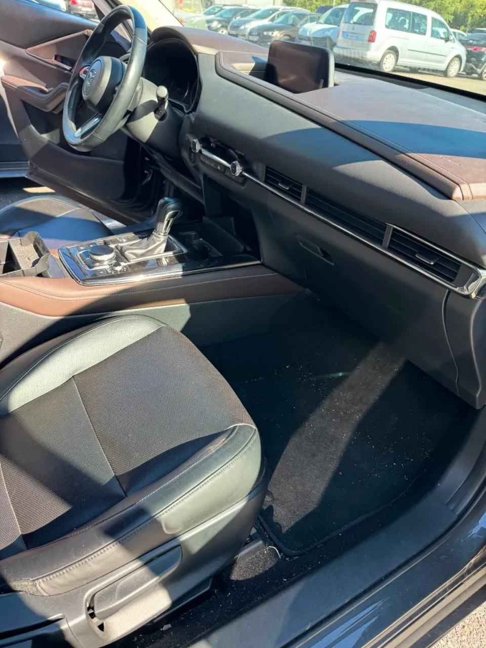 Tableau de bord et console centrale de la Mazda avant nettoyage intérieur