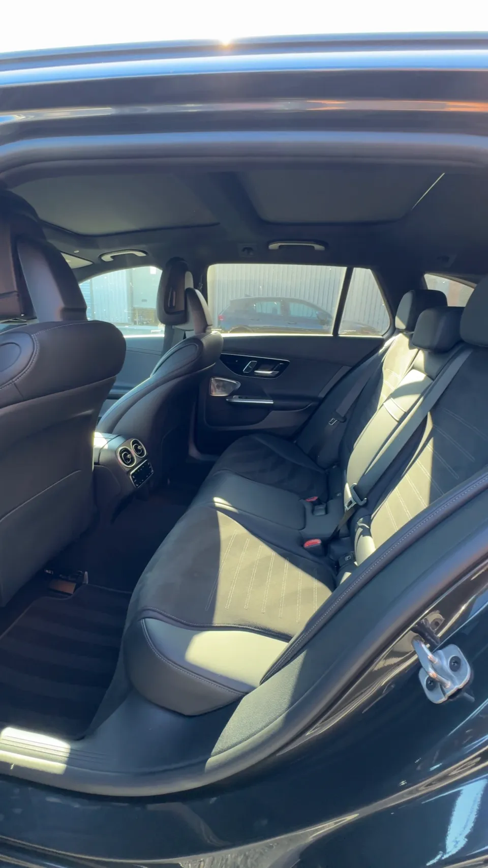 Banquette arrière de la Mercedes Classe C après nettoyage