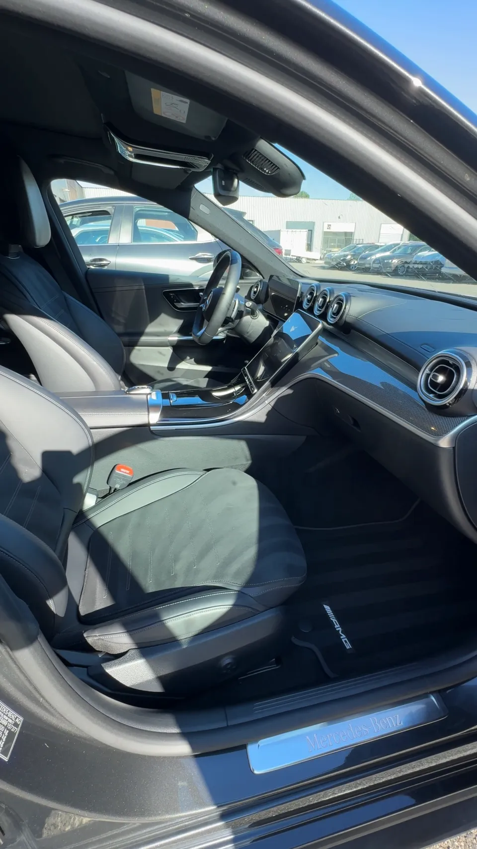 Habitacle avant de la Mercedes Classe C après nettoyage