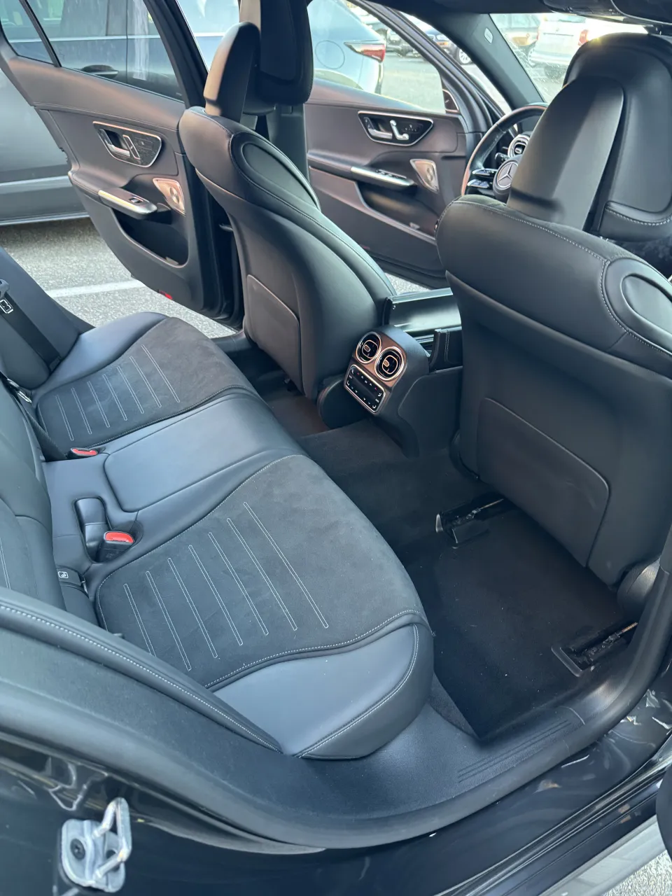 Banquette arrière de la Mercedes Classe C avant nettoyage intérieur