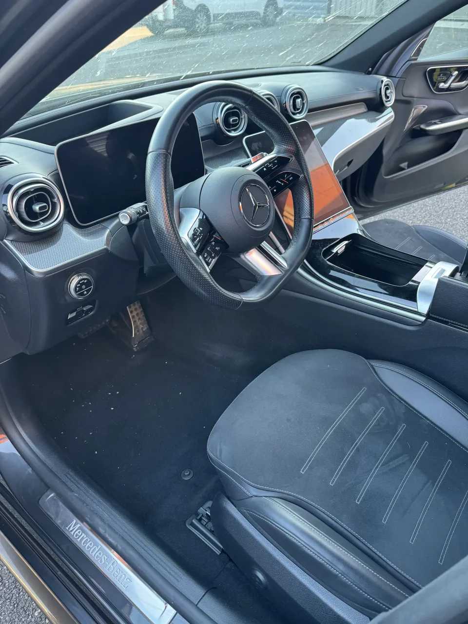 Poste de conduite de la Mercedes Classe C avant nettoyage intérieur