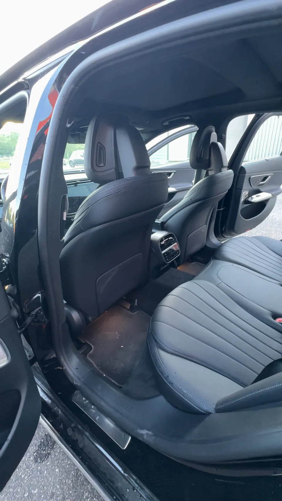 Banquette arrière de la Mercedes Classe E avant nettoyage