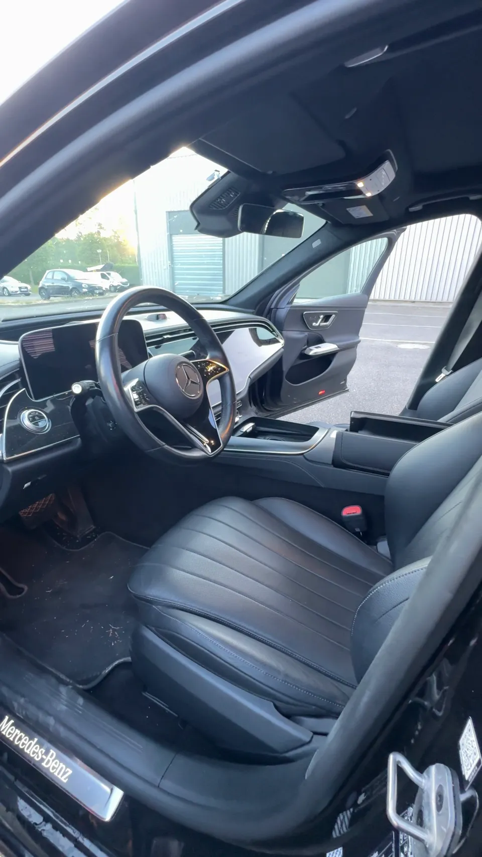 Poste de conduite de la Mercedes Classe E avant nettoyage intérieur