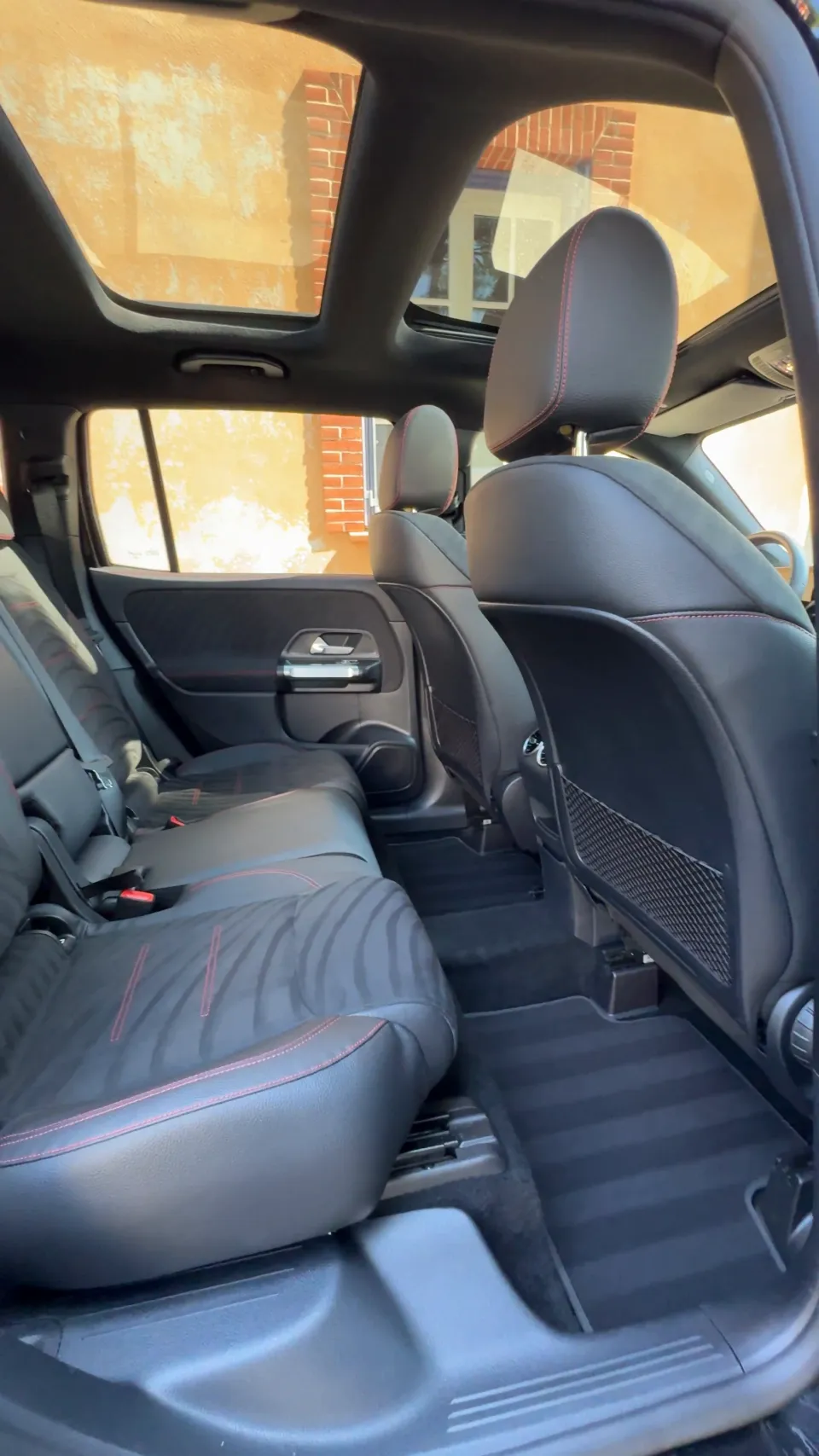 Banquette arrière du Mercedes GLB après nettoyage intérieur