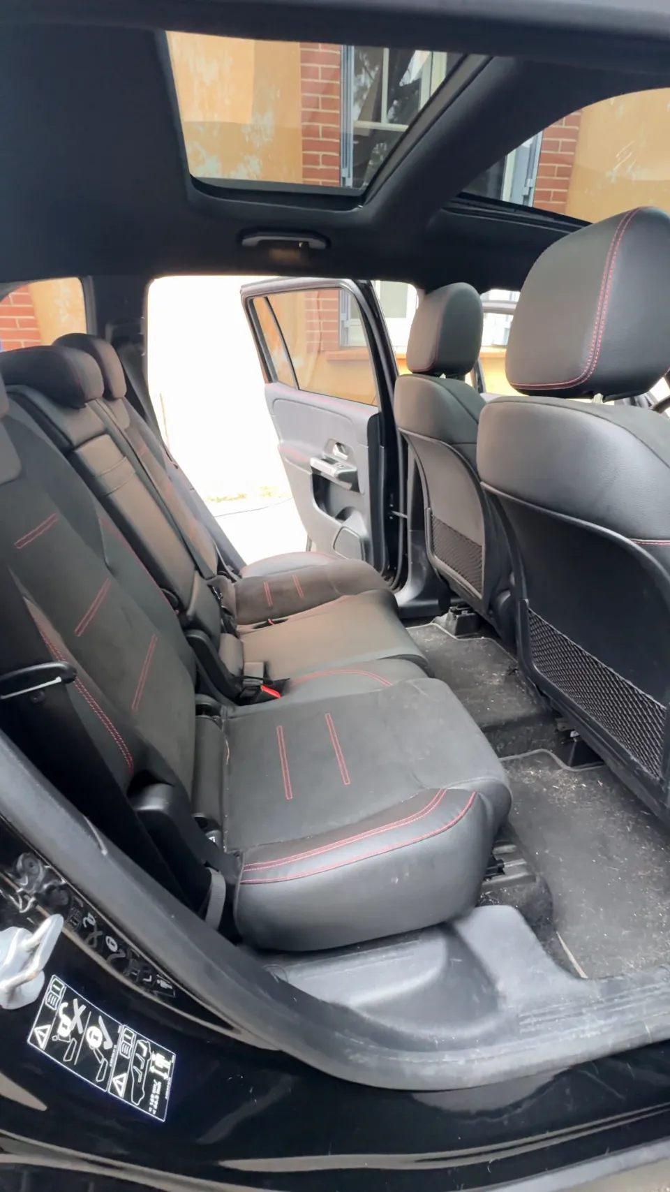 Banquette arrière du Mercedes GLB avant nettoyage intérieur