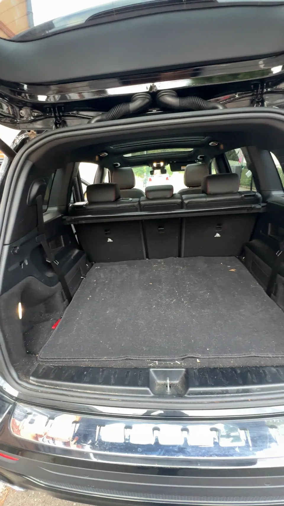 Coffre du Mercedes GLB avant nettoyage