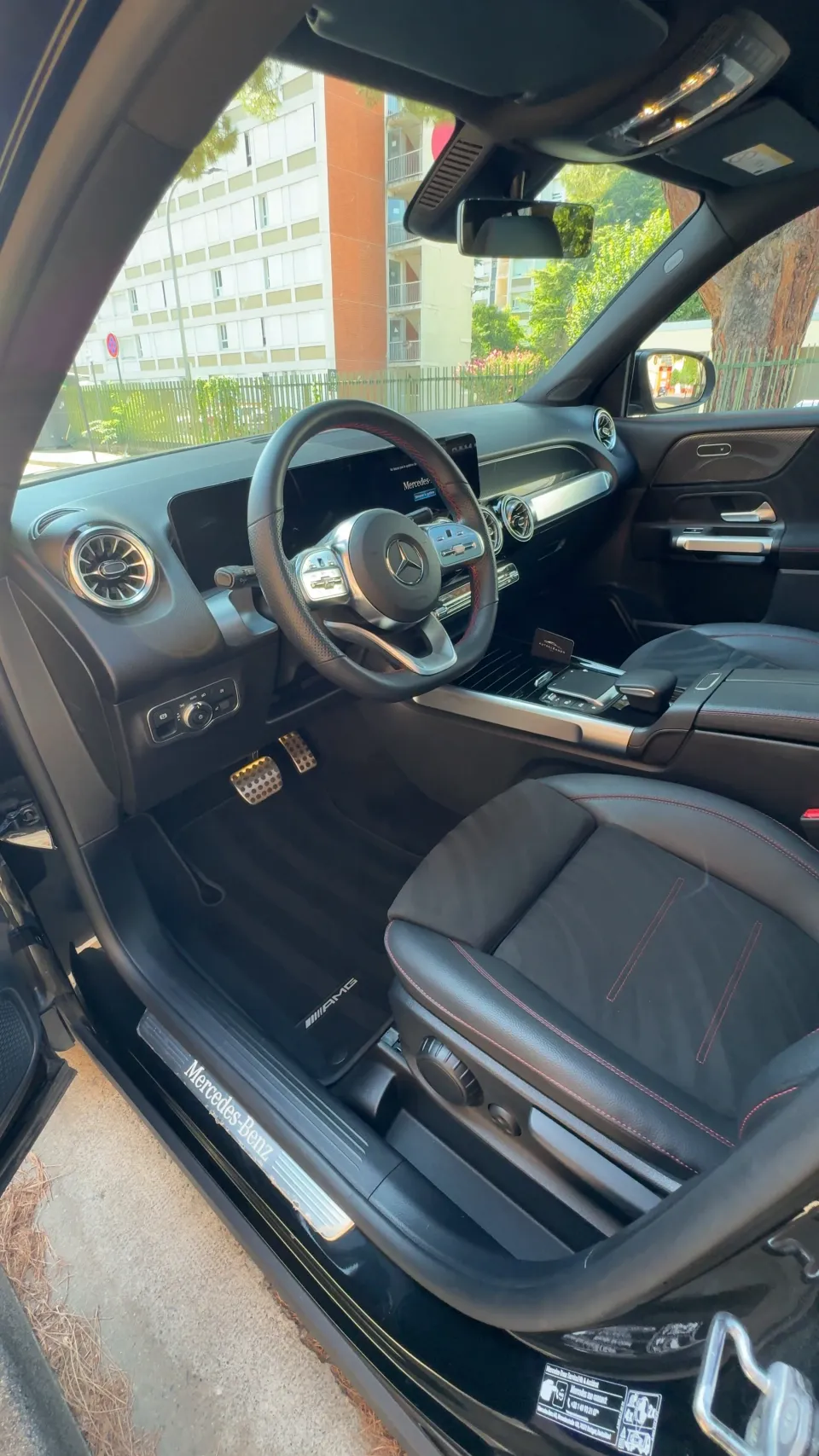 Poste de conduite du Mercedes GLB après nettoyage intérieur