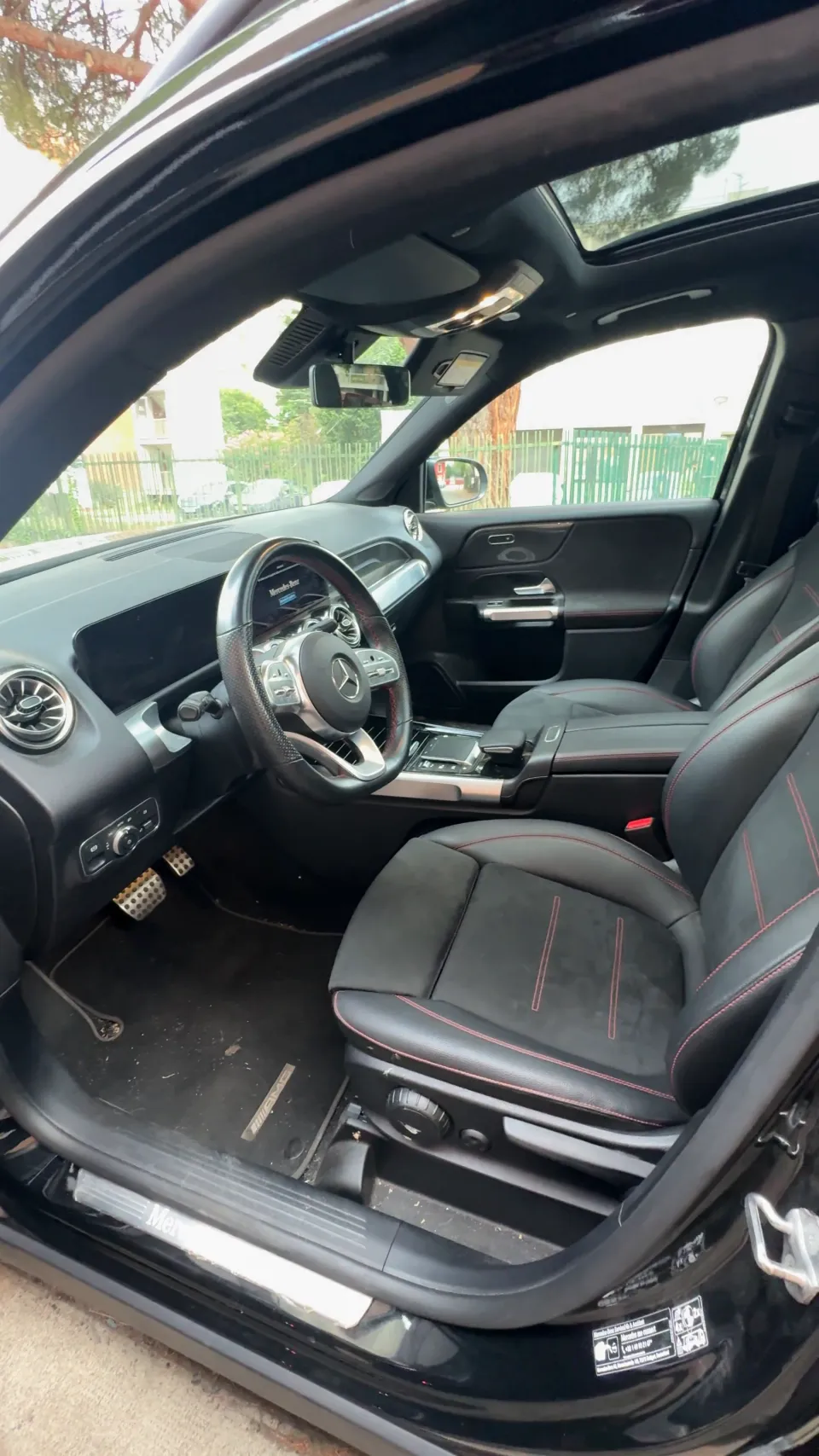 Poste de conduite du Mercedes GLB avant nettoyage intérieur