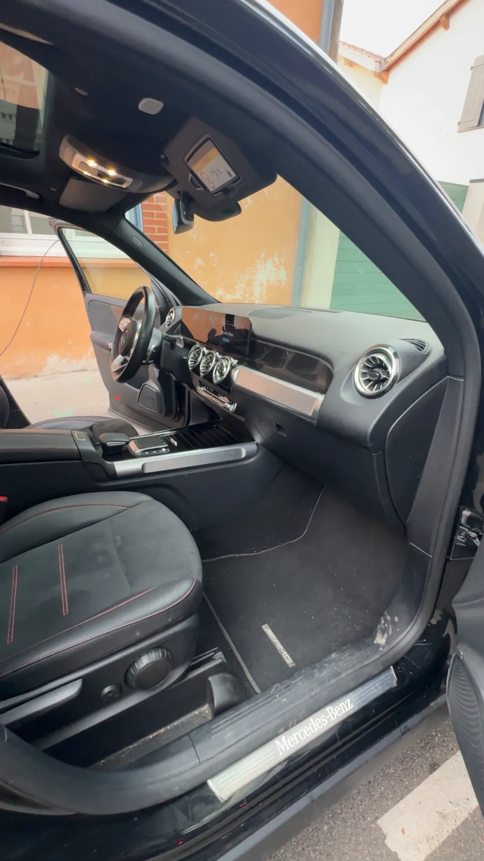 Place passager du Mercedes GLB avant nettoyage