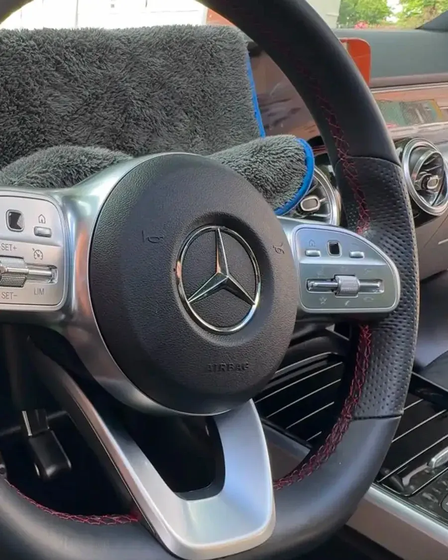 Volant du Mercedes GLB après nettoyage