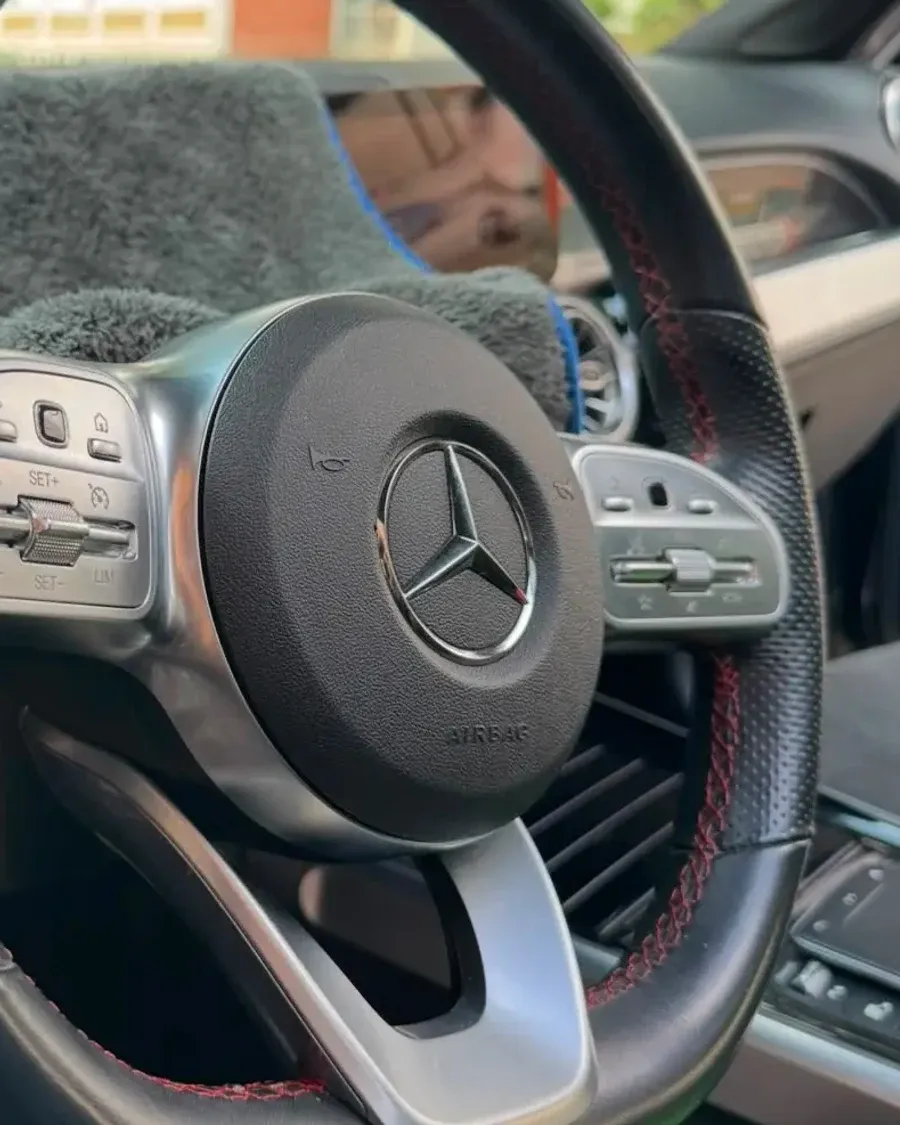 Volant du Mercedes GLB avant nettoyage