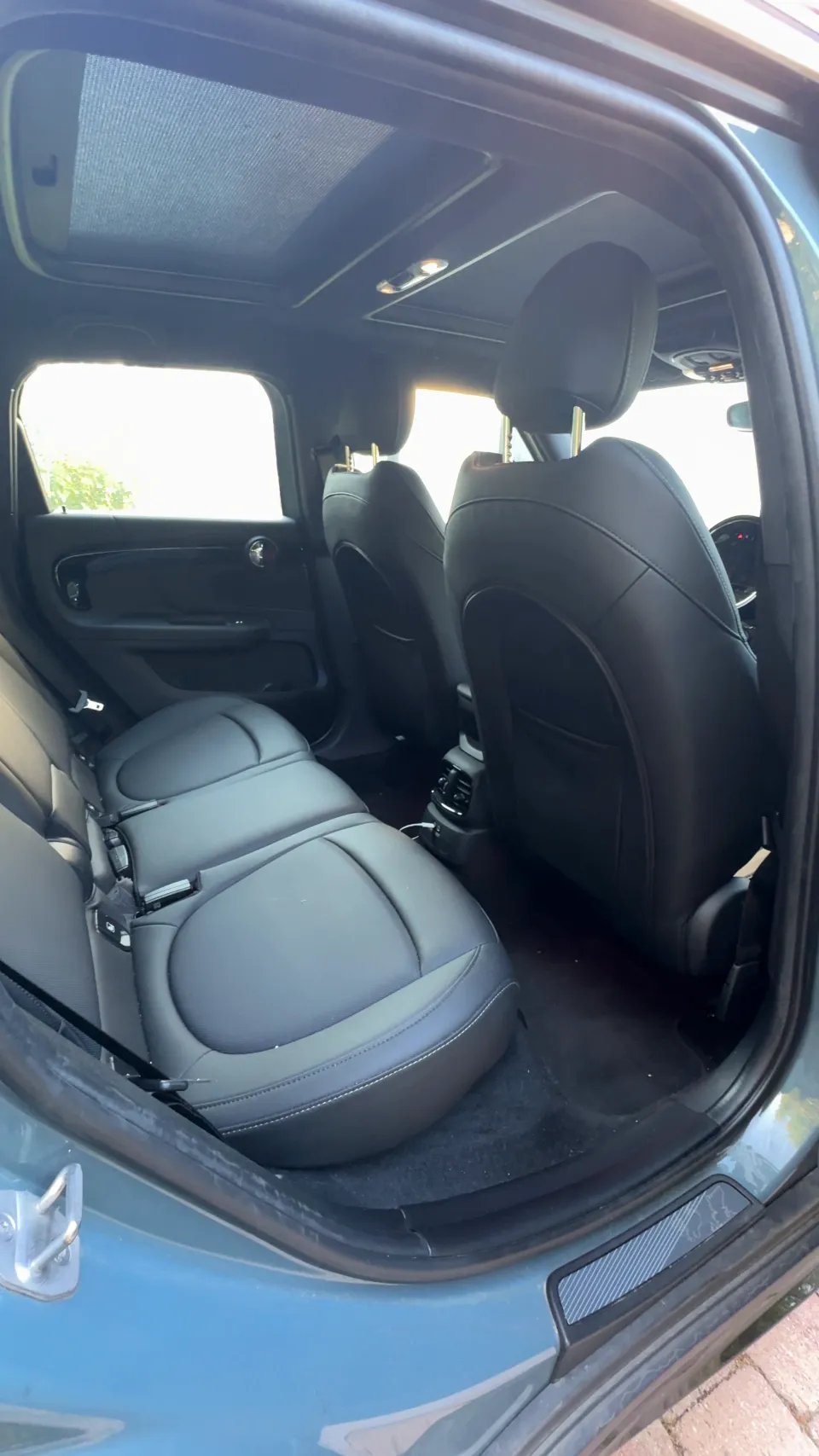Banquette arrière de la MINI Countryman avant nettoyage intérieur