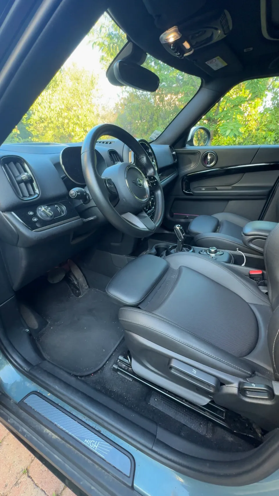 Poste de conduite de la MINI Countryman avant nettoyage intérieur