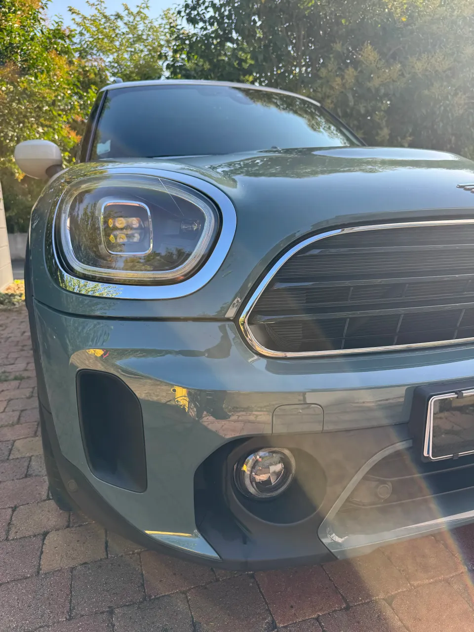 Face avant de la MINI Countryman après nettoyage extérieur