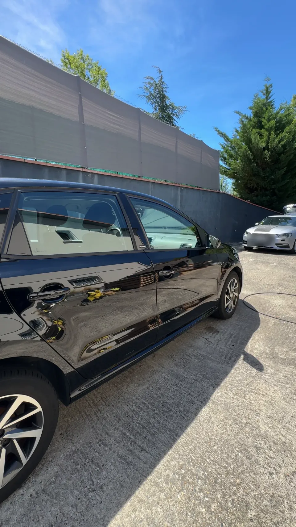 Volkswagen Polo noire après nettoyage extérieur près de L'Union