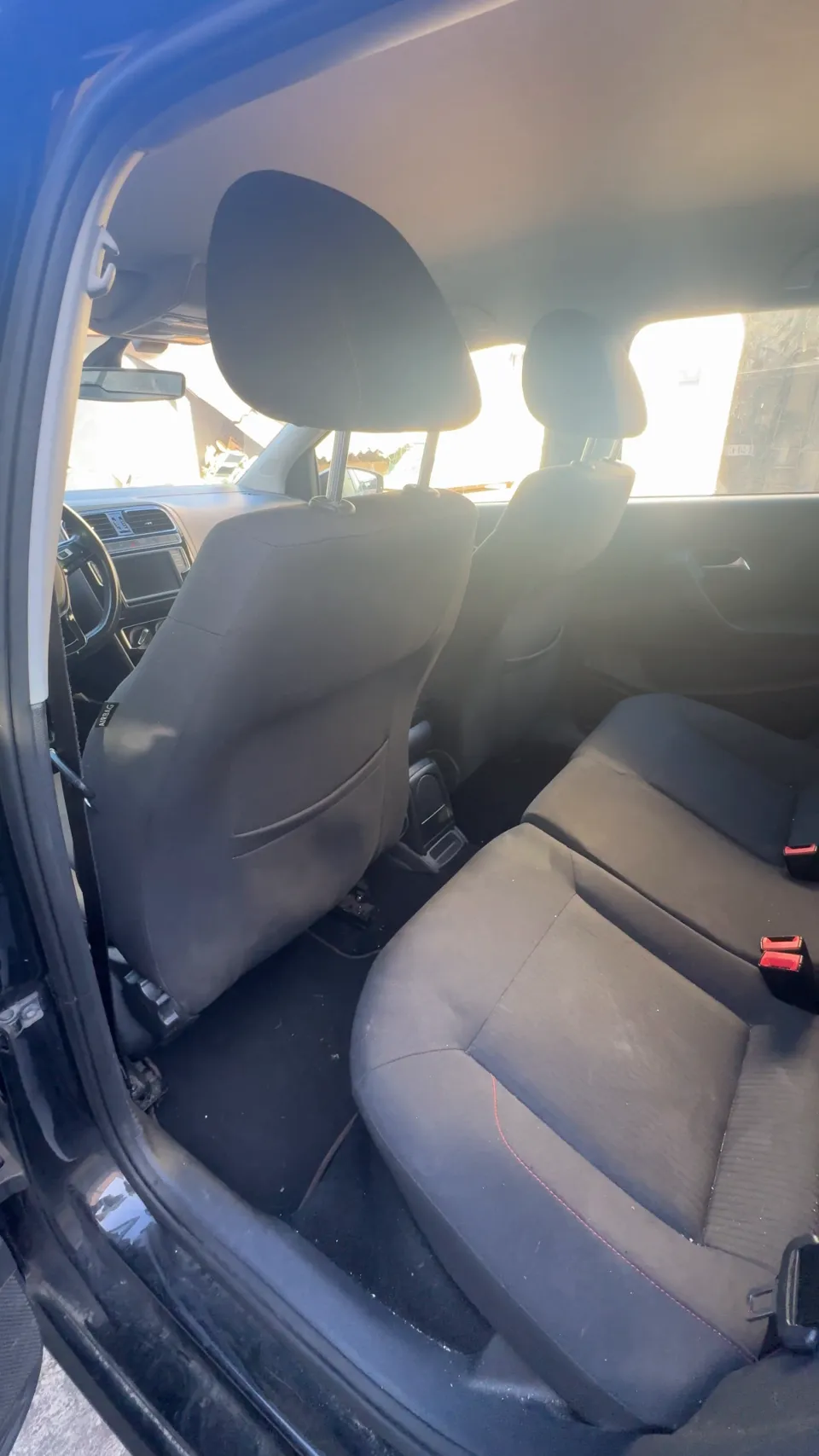 Banquette arrière de la Volkswagen Polo avant nettoyage