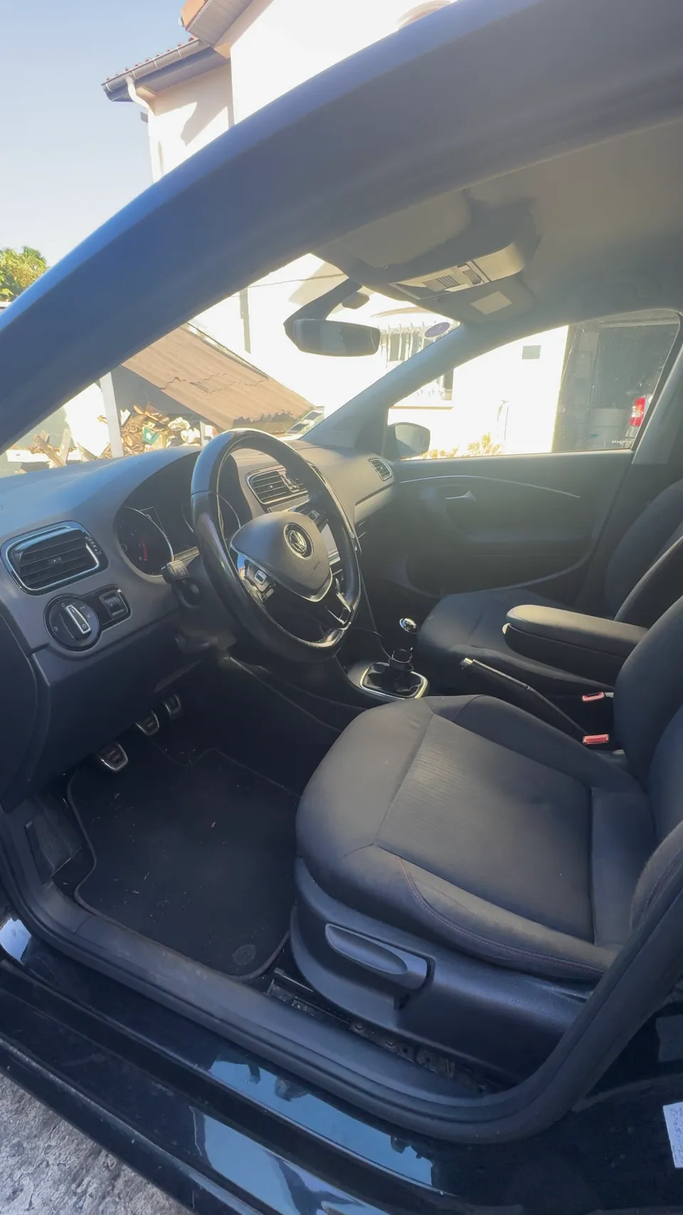 Poste de conduite de la Volkswagen Polo avant nettoyage intérieur