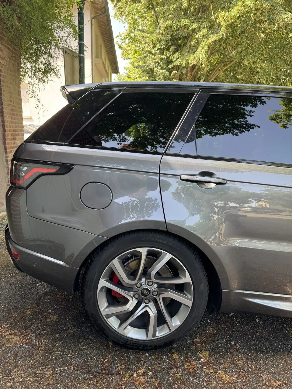 Arrière du Range Rover Sport gris après nettoyage extérieur