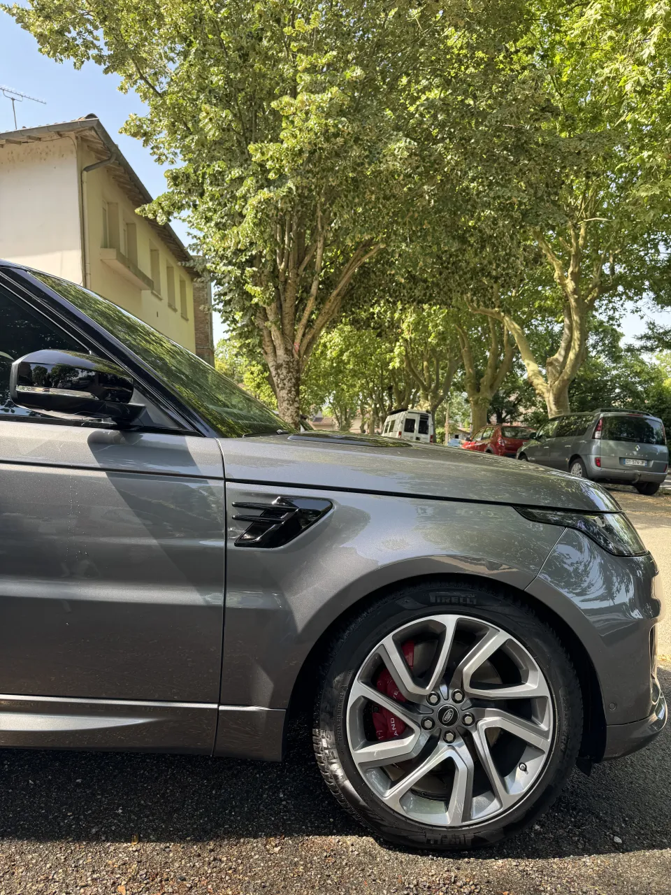 Avant du Range Rover Sport gris après nettoyage extérieur