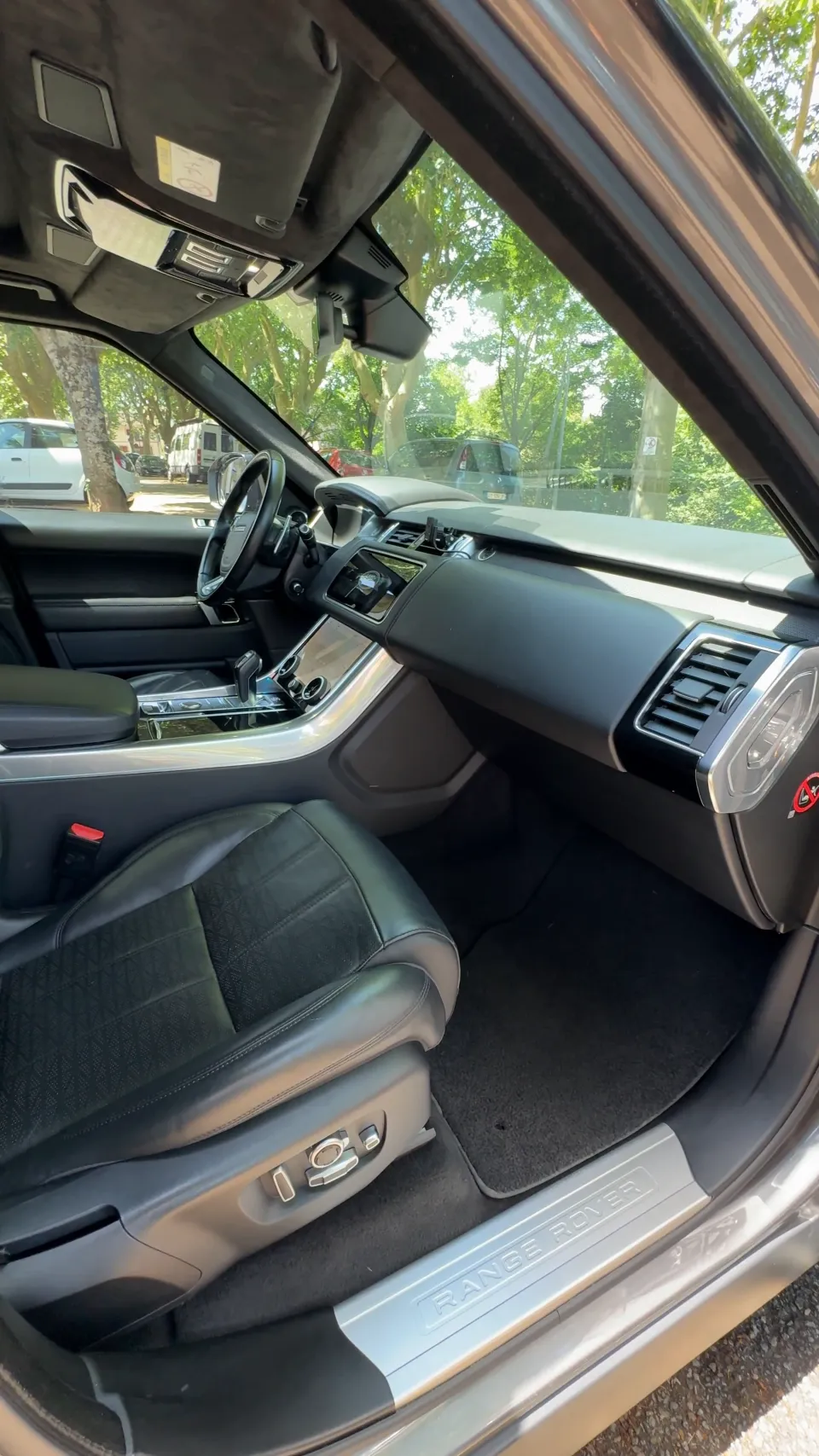 Siège passager et tableau de bord du Range Rover Sport après nettoyage