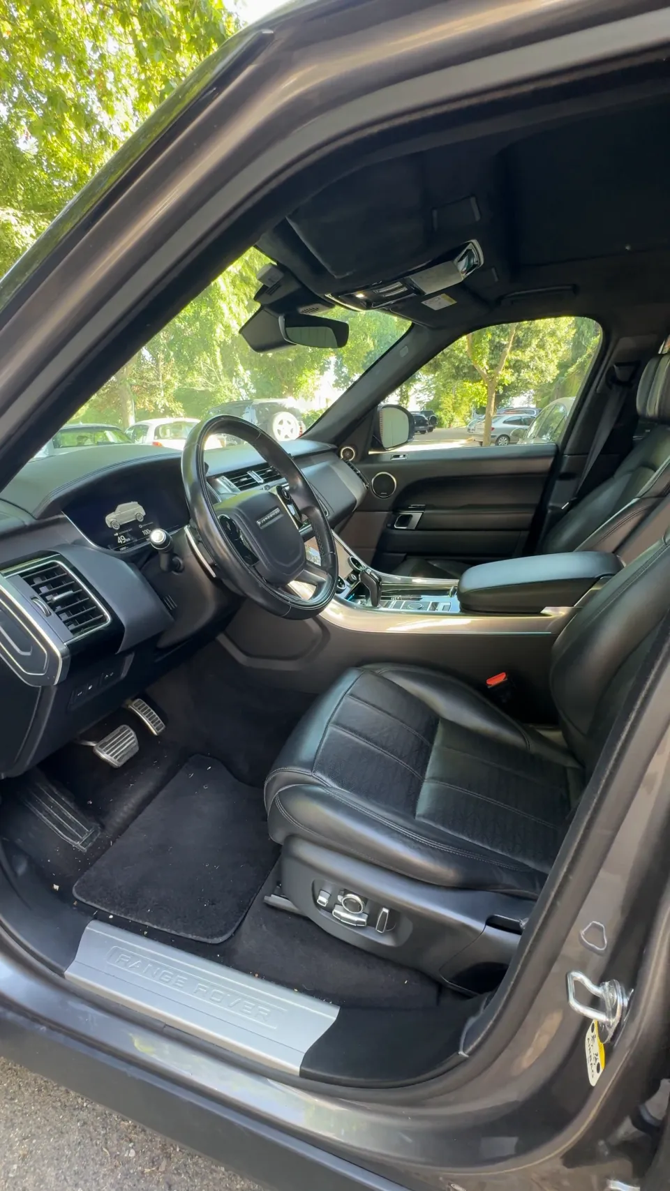 Poste de conduite du Range Rover Sport avant nettoyage intérieur