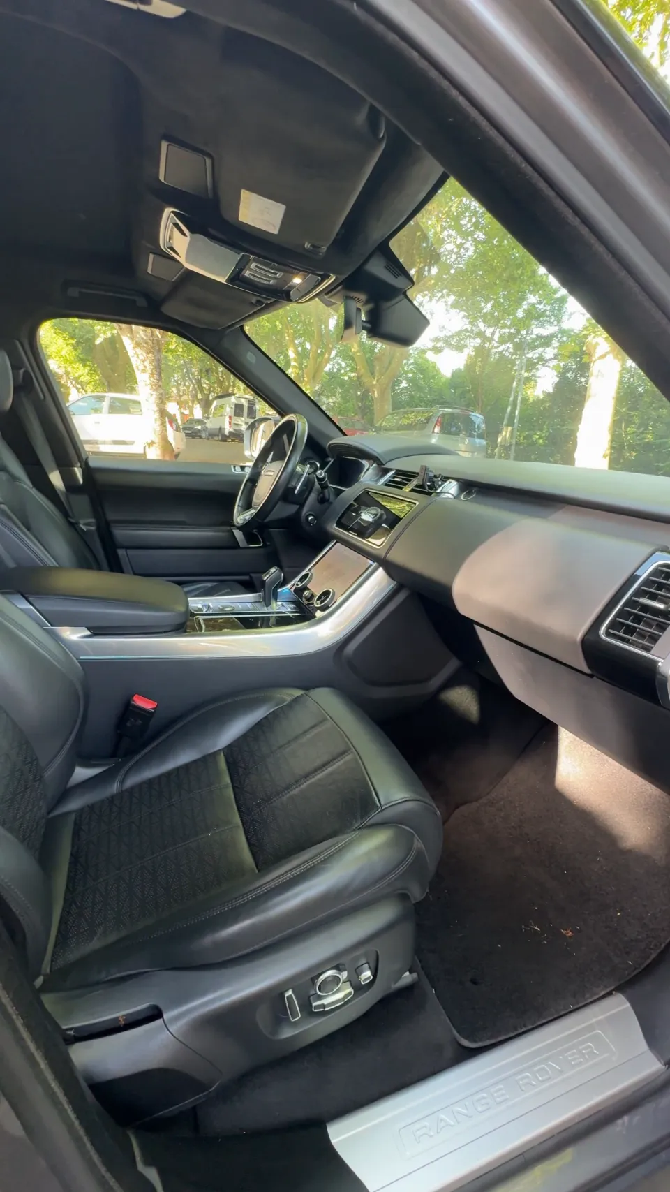 Poste de conduite et sol du Range Rover Sport avant nettoyage intérieur